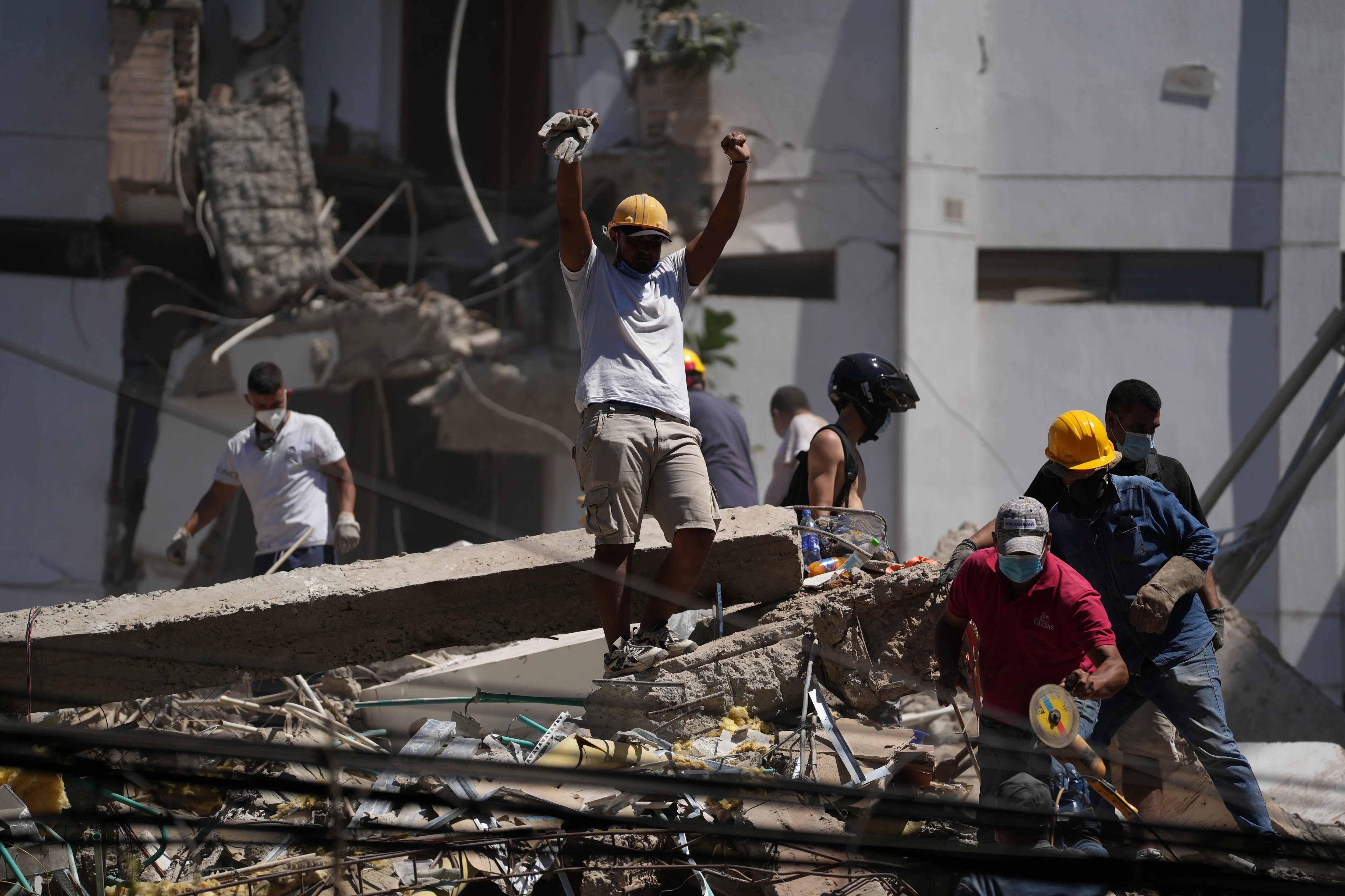People work at rescue work at a building collapsed by an earthquake of magnitude 7.4 that hit the country on Monday, in Cali (Colombia). EFE