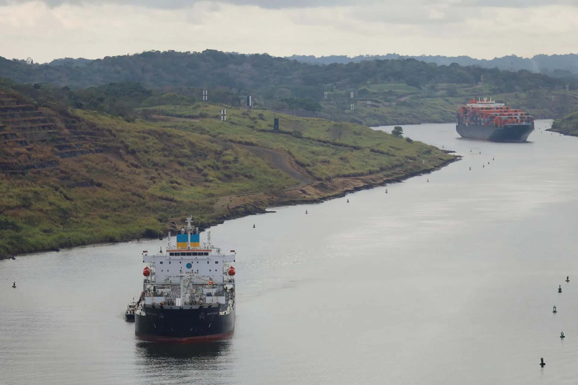 Image of a container carrier across the Panama Canal. EFE