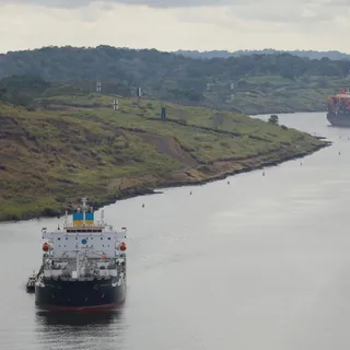 Image of a container carrier across the Panama Canal. EFE