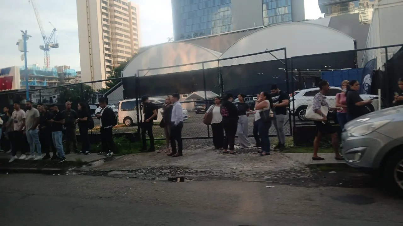 Due to the heavy tremor, people evacuated the buildings in several areas of Panama City. Courtesy