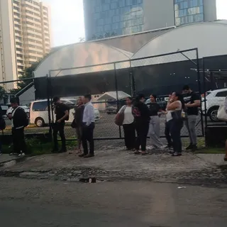 Due to the heavy tremor, people evacuated the buildings in several areas of Panama City. Courtesy