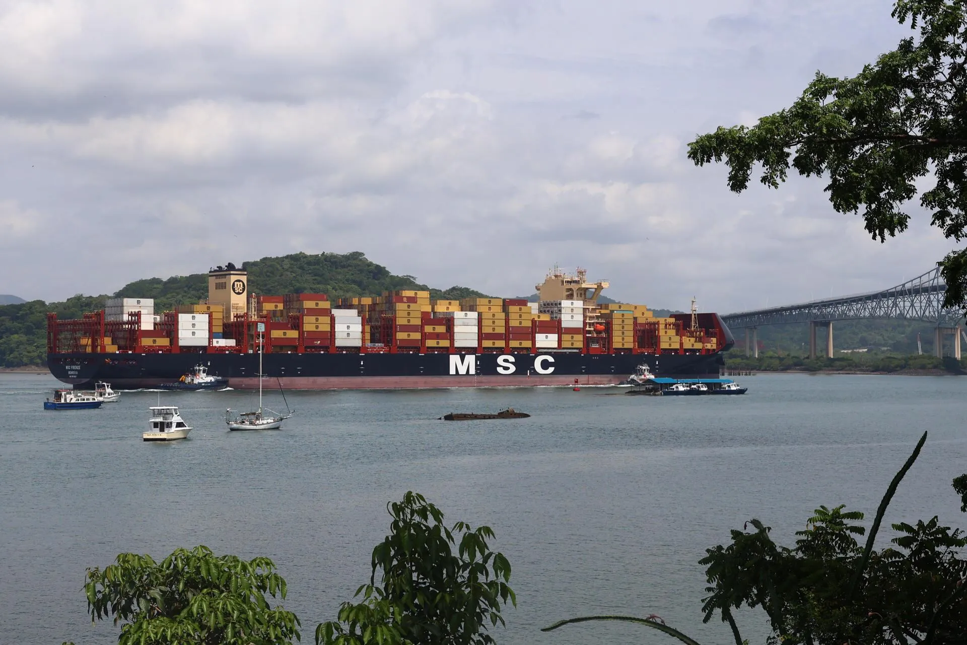 Transit of a container ship through Panama Canal waters. EFE / Carlos Lemos