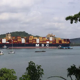 Transit of a container ship through Panama Canal waters. EFE / Carlos Lemos