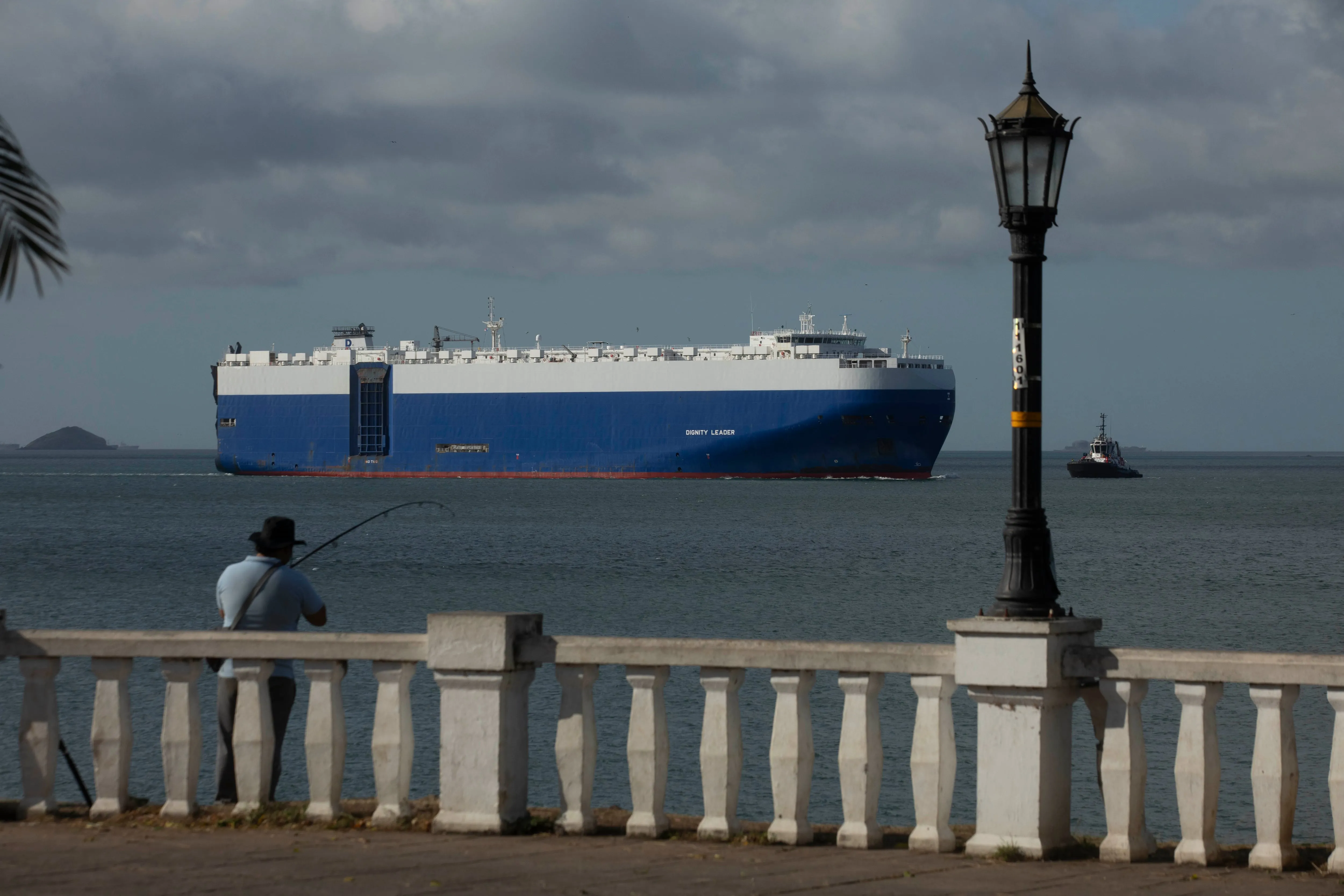 A RORO ship moves to get into the Pacific side of the Panama Canal. February 04, 2026. LP / Alexander Arosemena