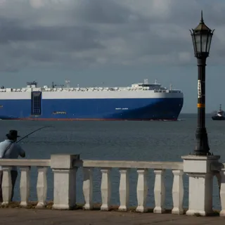 A RORO ship moves to get into the Pacific side of the Panama Canal. February 04, 2026. LP / Alexander Arosemena