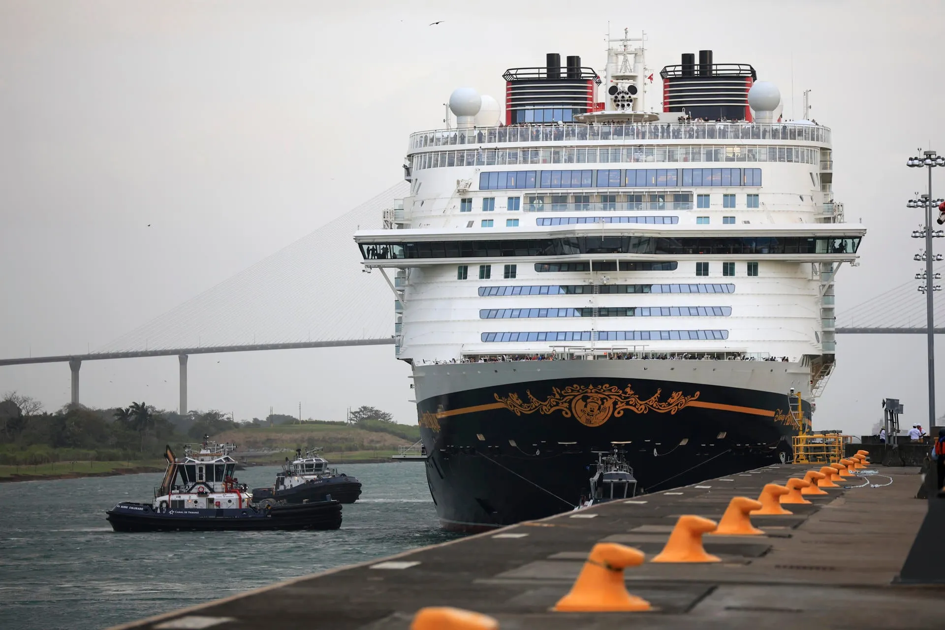 The Disney Adventure cruise sailed at the Agua Clara locks in Colón (Panama) in February 2026. EFE / Welcome Velasco